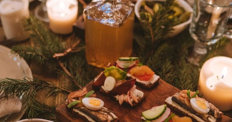 Праздничный стол с разными блюдами и свечами